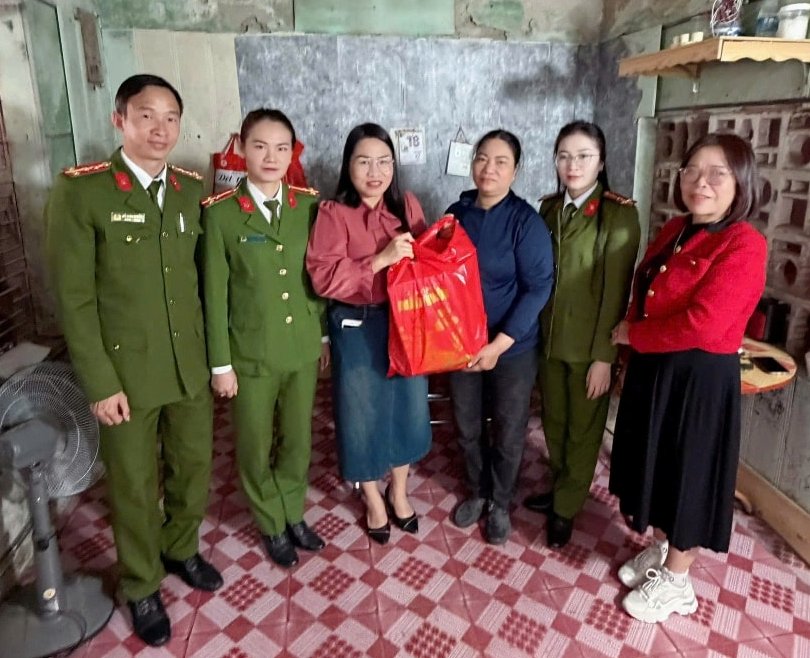 Công an phường Dương Kinh sẻ chia yêu thương, trao quà Tết cho các hoàn cảnh khó khăn trên địa bàn